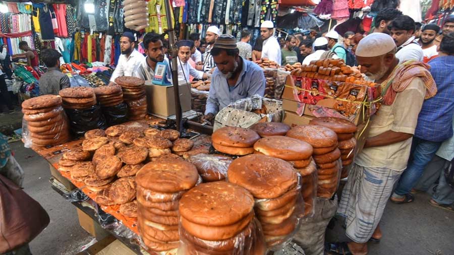 Vendors selling bakarkhani at Zakaria Street during Ramzan 