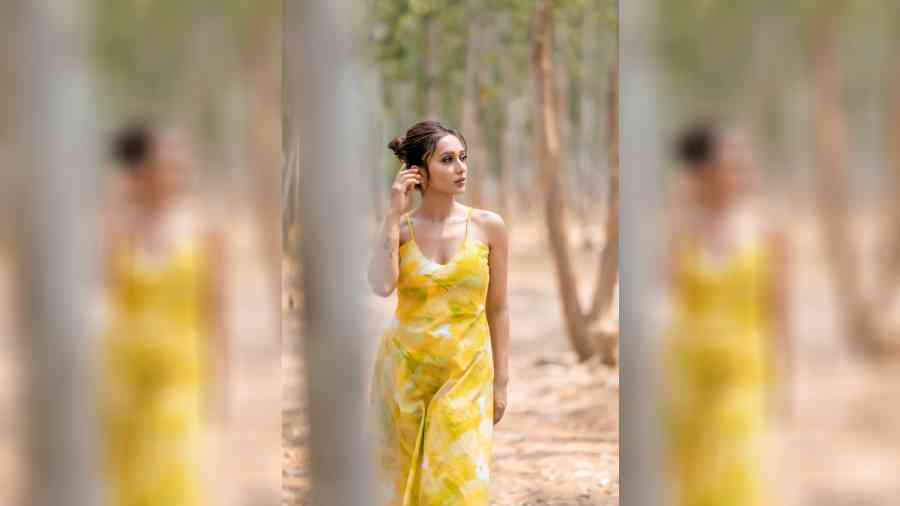 Mimi sported an asymmetric dress in cotton, just right to beat the heat. The whole look had a dewy glow about it.   