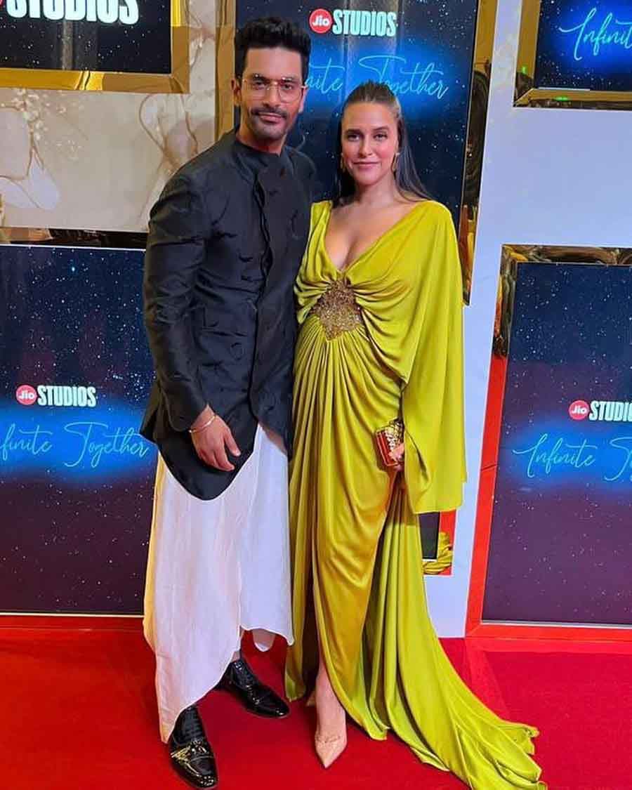 Neha Dhupia and Angad Bedi walked the carpet in style. Neha opted for a flowy green dress, while Angad looked dapper in a black kurta and white flowy pajamas. 