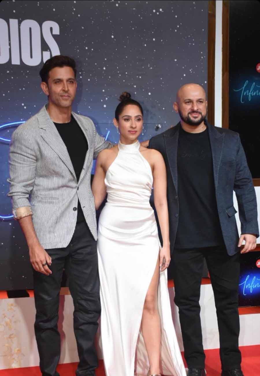 (L-R) Hrithik Roshan, Pashmina Roshan and Eshaan Roshan had a sibling day out at the event. 