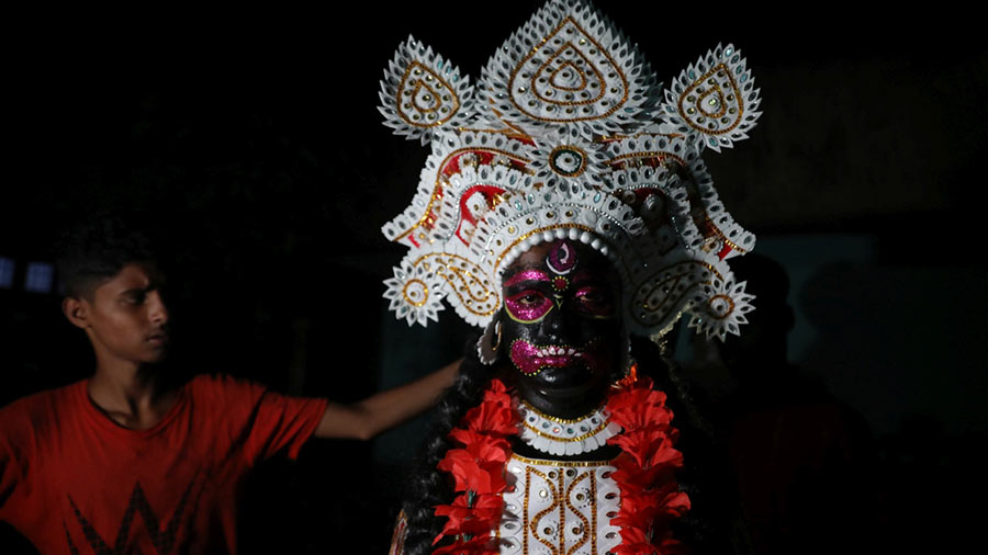 A bystander appreciates the look of a devotee, dressed as a Hajra 