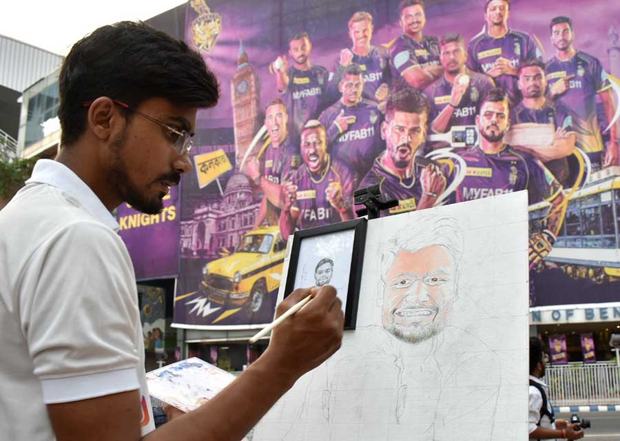 Kolkata Knight Riders (KKR) fan and artist Subhajit Saha paints portraits of KKR players in front of the Eden Gardens on Thursday, a day ahead of the KKR vs Sunrisers Hyderabad (SRH) match in Kolkata   