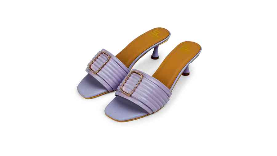 Simple yet elegant, this kitten heels in a lovely lilac is a must-have.