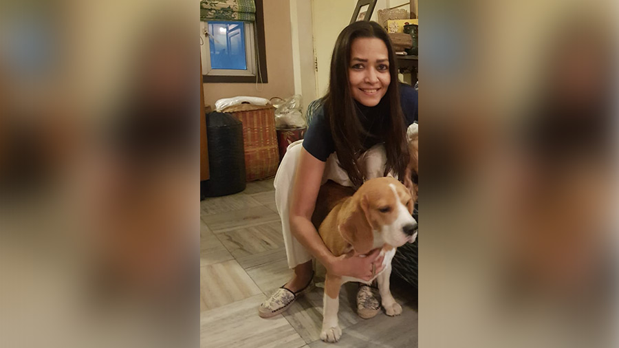 Esha Dutta with her beagle