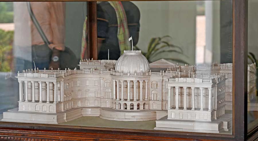 The South Marble Hall has a replica model of the Raj Bhavan which has been modelled after Kedleston Hall in Derbyshire. This hall also leads one to the library