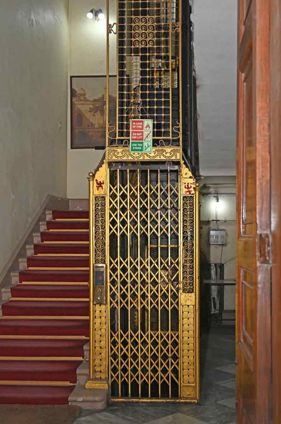 Asia’s first lift was installed at the Raj Bhavan and is functional to this day. This golden birdcage lift was installed by Otis Elevator Company in the South West Wing of the building