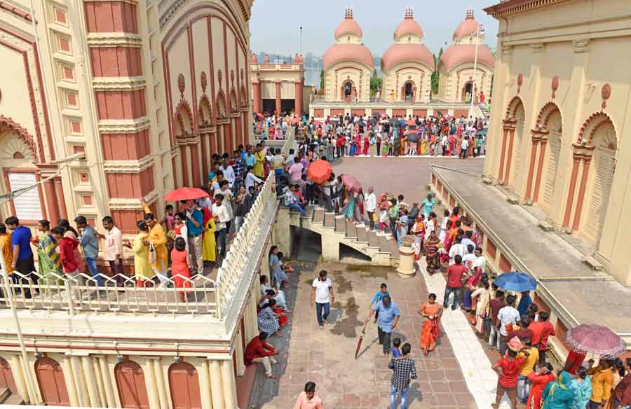 Beating the heat, hundreds of devotees queued up at Dakshineswar temple to offer prayers on the occasion of Poila Baisakh on Saturday