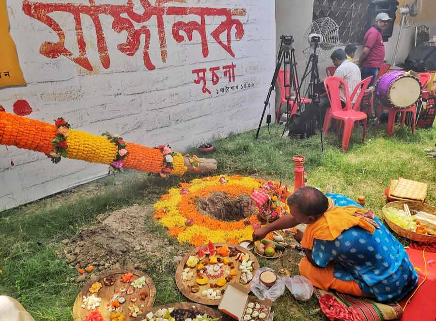 Thakurpukur’s SB Park Sarbojanin members conducted Khuti Puja on Saturday to mark the beginning of Durga Puja preparations for 2023