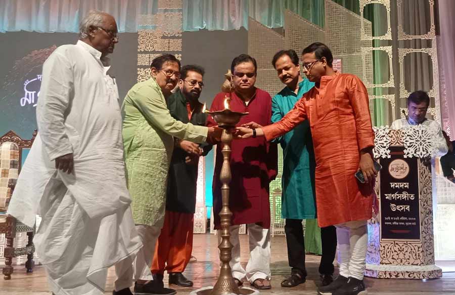 The fourth edition of the Dumdum Marga Sangeet Utsav Committee was inaugurated on Saturday. The two-day cultural event was inaugurated by the education minister, Bratya Basu, Assembly Speaker, Biman Banerjee, MP  Saugato Roy and music maestro Hariharan
