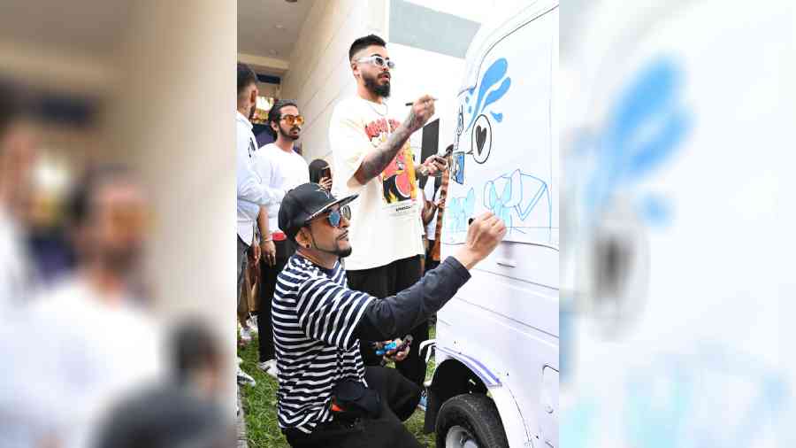 Artists Rob (in stripes) and Santanu Hazarika were spotted doodling on an auto and inspiring the youngsters. “This is my first time associating with the Red Bull Doodle Art campaign, which is very interesting. I’ve been part of the art industry for a very long time and have seen how art has changed. For the world doodling is some mindless activity that you do on the last pages of your notebook, but today the kind of stuff the participants have done is of some other level. It was very detailed and brilliant. It was a tough job to select only one winner from so many favourites. I wish all the best to the winner at the Amsterdam finals”, said Rob. Santanu was equally impressed. “When I started my career at Red Bull Doodle Art 2014, back then doodling was not a phenomenon, but this year the amount of entries and the quality of work the youngsters are putting out there is phenomenal. It took me quite some time to judge all the artworks as each piece was so unique and brilliantly executed. It was an amazing experience judging the Red Bull Doodle Art this year,” he added. 