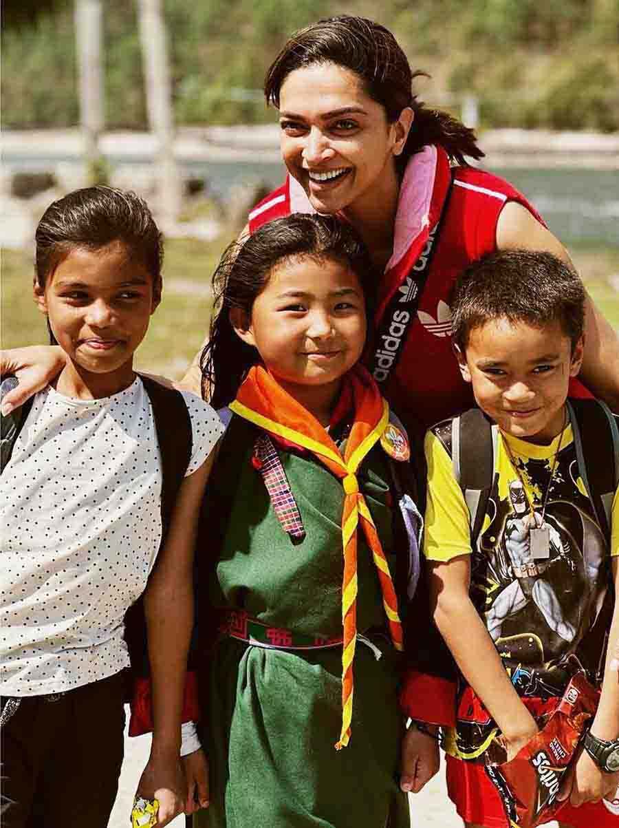 Deepika was all smiles while striking a pose with some of her young fans in Bhutan. 