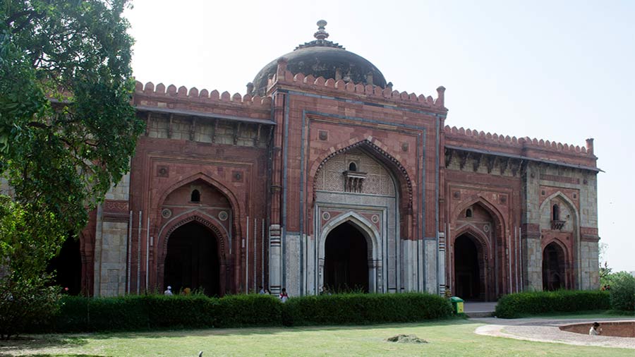 Qila-I-Kuhna Mosque