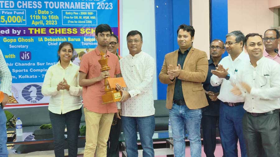 Dibyendu Barua, India chess grandmaster handing over prize