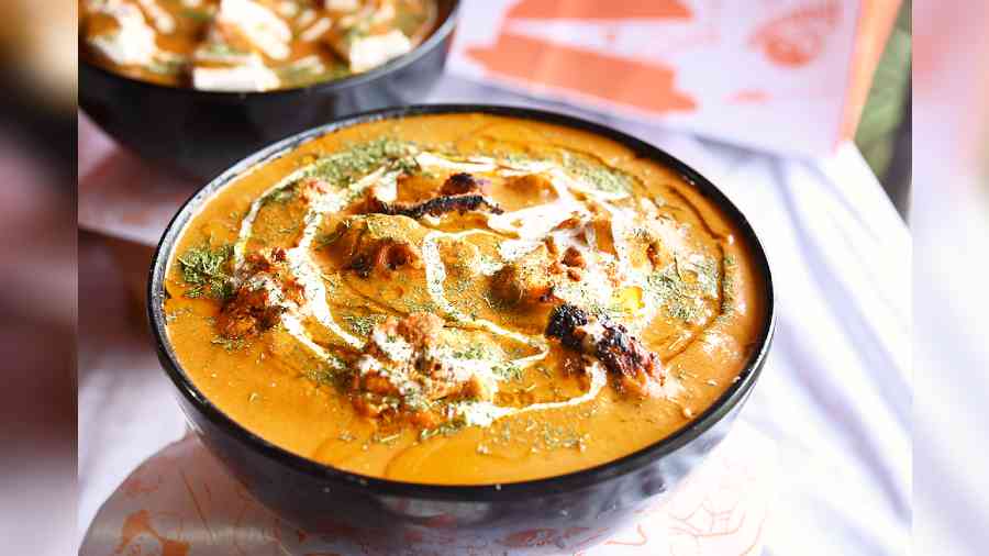 Goila Butter Chicken: The star on the menu, this one is truly worth the hype. What makes it special? The texture of the gravy is satin-smooth and the smokiness and the perfect balance of the spice ratio make it a clear winner! Enjoy it with rumali roti.