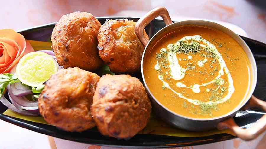 Chicken Naan Bombs: You might mistake them for a close relative of momos but this chef’s special dish has naan dough balls stuffed with minced chicken tikka, onions, coated with tandoori marinade and grilled. It is served with butter chicken gravy.