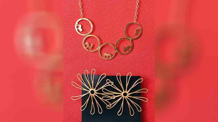 We checked out these ‘Jungle Book’-inspired choker-cumnecklace (Rs 3,500) and the oversized floral wired earrings (Rs 2,800) from Jewel Kosh. Made of gold-plated brass, these stylish, lightweight accessories would up your style quotient to the maximum.