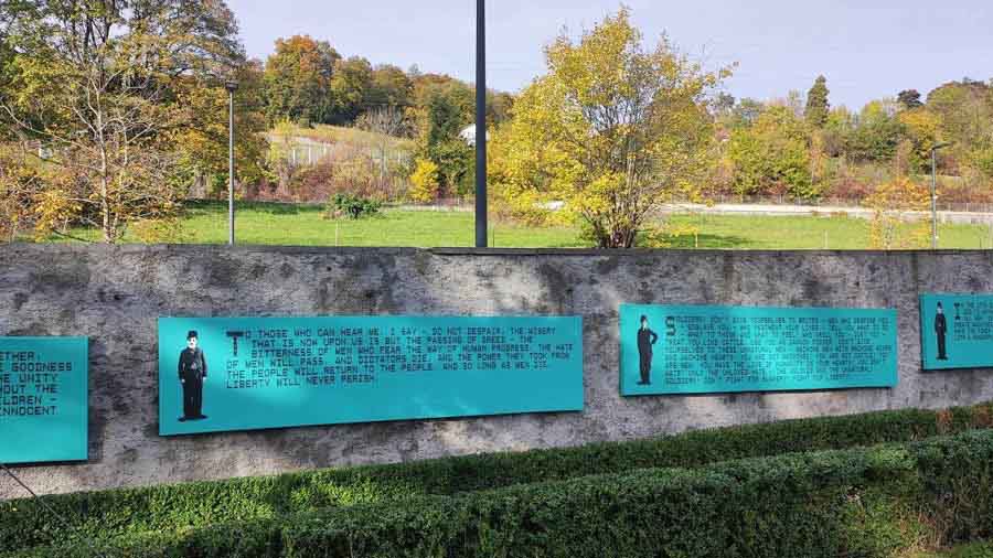 The boundary wall of the Manor de Bain.