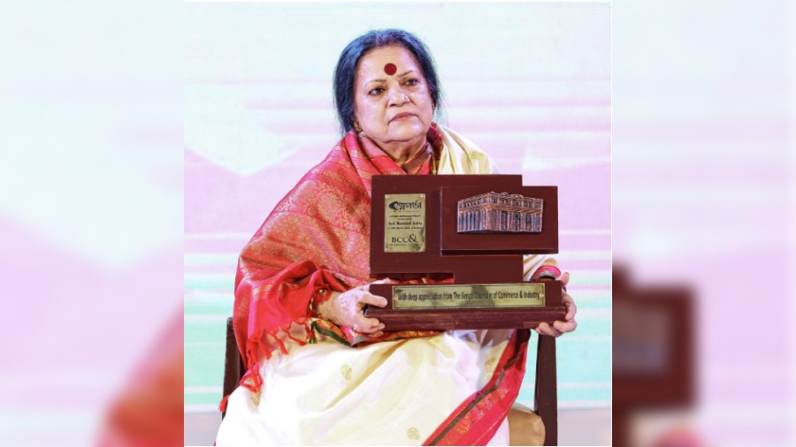 The Lifetime Achievement Award was handed over by Gautam Ray, president designate, The Bengal Chamber, and Ranjana Sen, director, Senco Gold and Diamonds, to singer Haimanti Sukla. 