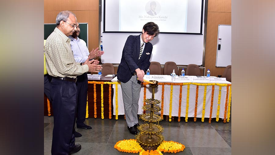 The ceremony was commenced with IIMC's traditional lamp lighting by the chief guest Nakagawa Koichi, consul-general of Japan in Kolkata