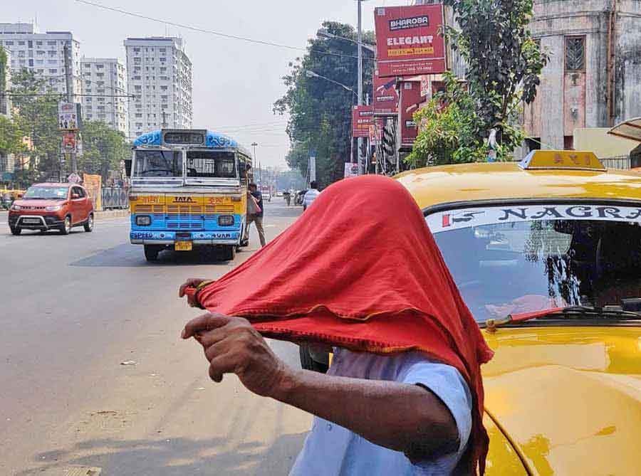 According to IMD, Kolkata’s maximum temperature was registered at 40.6 ̊C on Wednesday. The city will continue to reel under intense dry and humid weather conditions for the next four to five days. A cabbie covers his head with a wet cloth to protect himself from the sun  