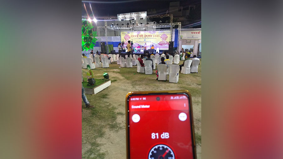 Microphones blaring at the Nababarsha Boi Utsab organised by the Publishers’ and Booksellers’ Guild on Taltala Maath, less than 10 metres from the boundary wall of Aurobindo Seva Kendra hospital (EEDF)