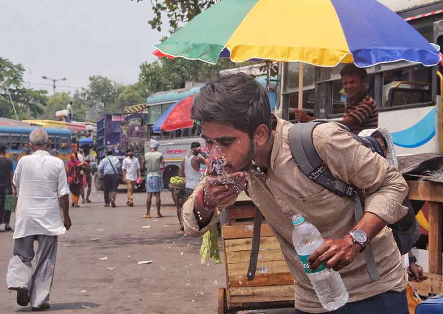 On Thursday, the maximum temperature in Kolkata was recorded at 41.7˚C. The heatwave-like condition will prevail for a few more days with a possibility of thunderstorm between April 23 and 24  