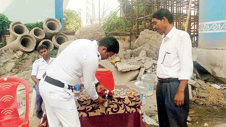A policeman gets a drink from a roadside vendor in Sector V.