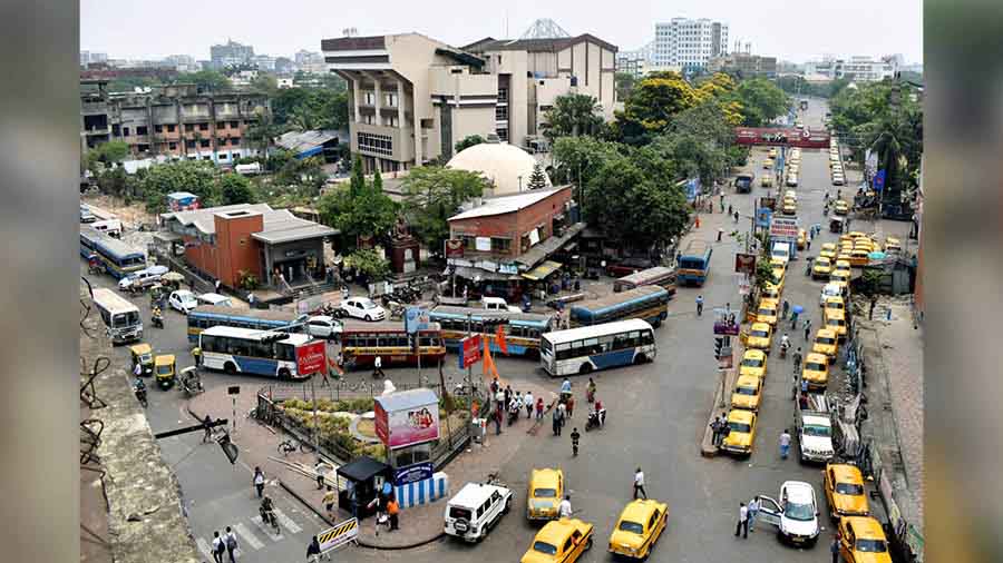 The area around Howrah Maidan Metro station, from where we boarded the train 