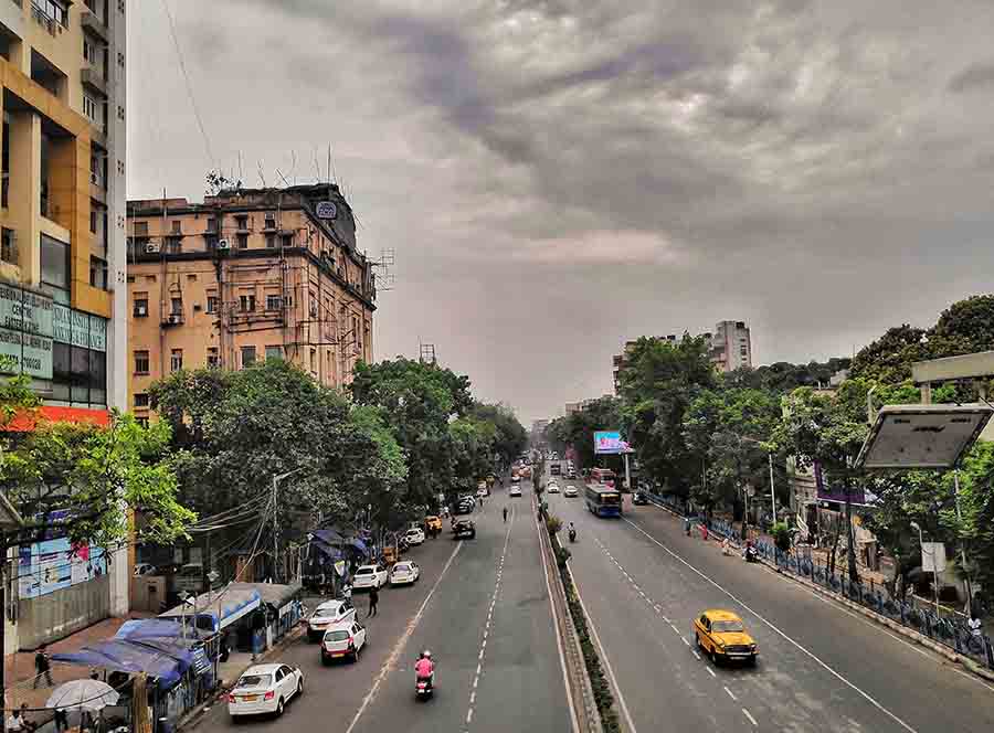 Amid the sizzling weather conditions, Kolkatans witnessed a cloudy day on Friday. Earlier today, the Indian Meteorological Department (IMD) also predicted light rain at some parts of the city and the state. IMD has also predicted smart showers for the next two days  