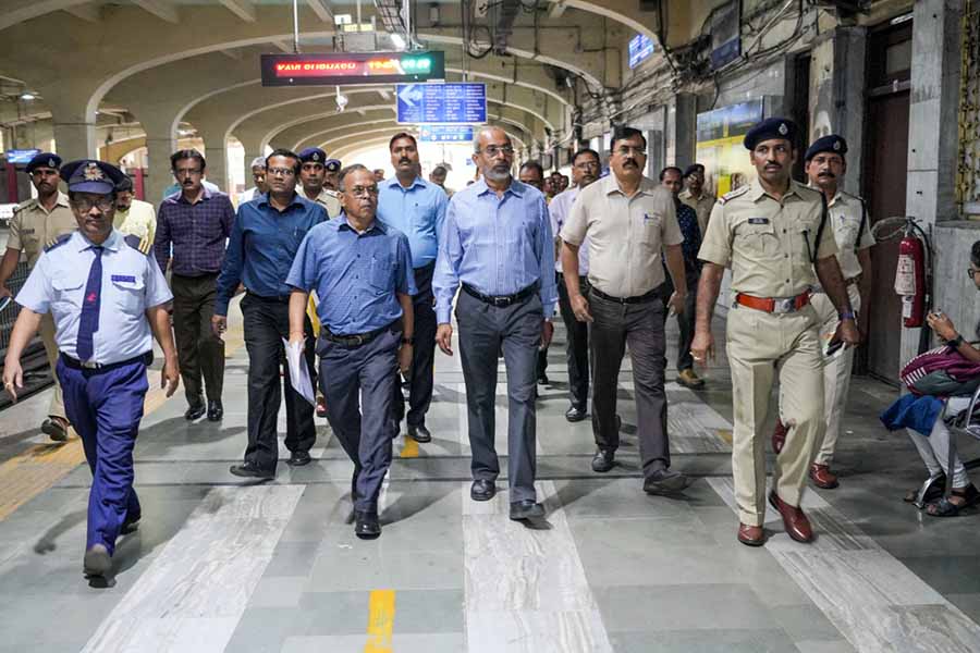  P Uday Kumar Reddy, general manager Metro Rail Kolkata, inspected the Mahanayak Uttam Kumar station and the Tollygunge carshed on Friday. He instructed officials to renovate the carshed to ensure better services on the Blue Line sector  