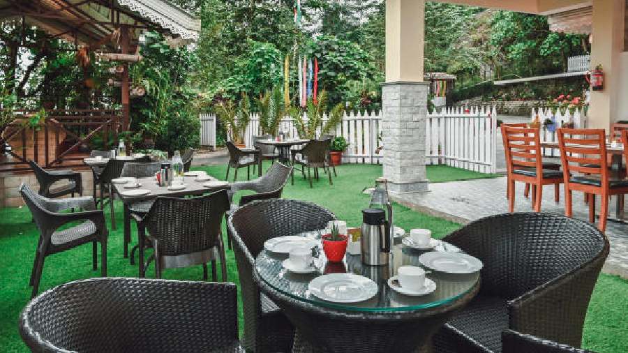 You can enjoy a leisurely meal in the garden restaurant adjacent to the main building as you take in the natural beauty all around.