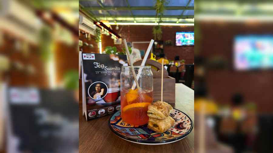 Green Tea mocktail- Made like a mocktail with sugar syrup and cranberry juice, this tea is paired with savoury dishes to balance the taste, like Mini Veg and Bell pepper puffs