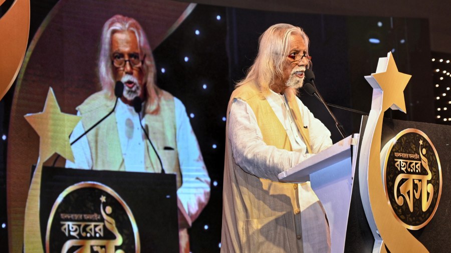 ABP Group’s Editor Emeritus, Aveek Sarkar, delivers the welcome address