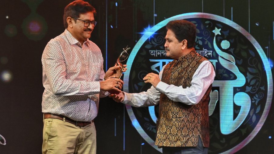 Timir Mullick (left) felicitated by Justice Abhijit Ganguly