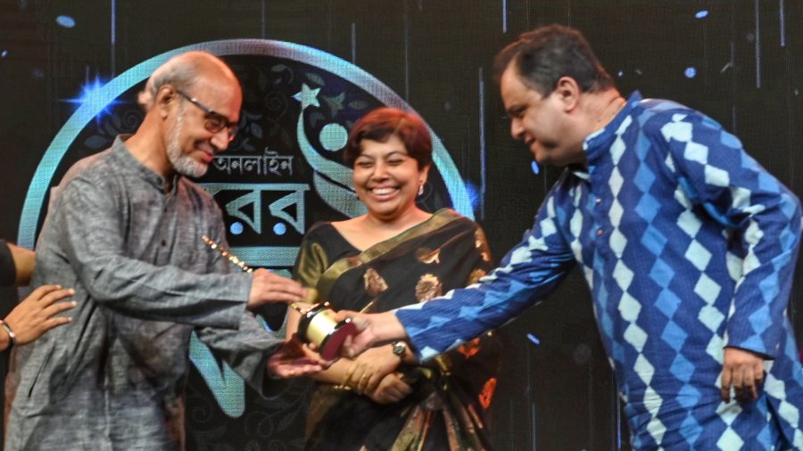 Debashree Ghosh felicitated by Partha Mazumdar (left) and Bratya Basu