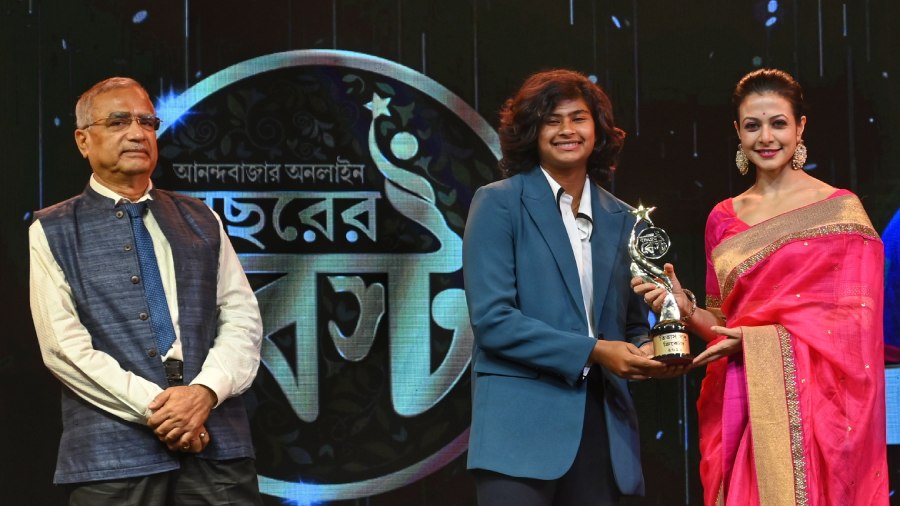 Titas Sadhu felicitated by Rama Prosad Banerjee (left) and Koel Mallick