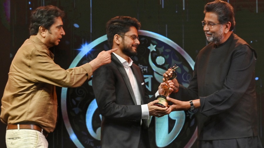 Shaunak Sen felicitated by Anik Dutta (left) and Harshavardhan Neotia