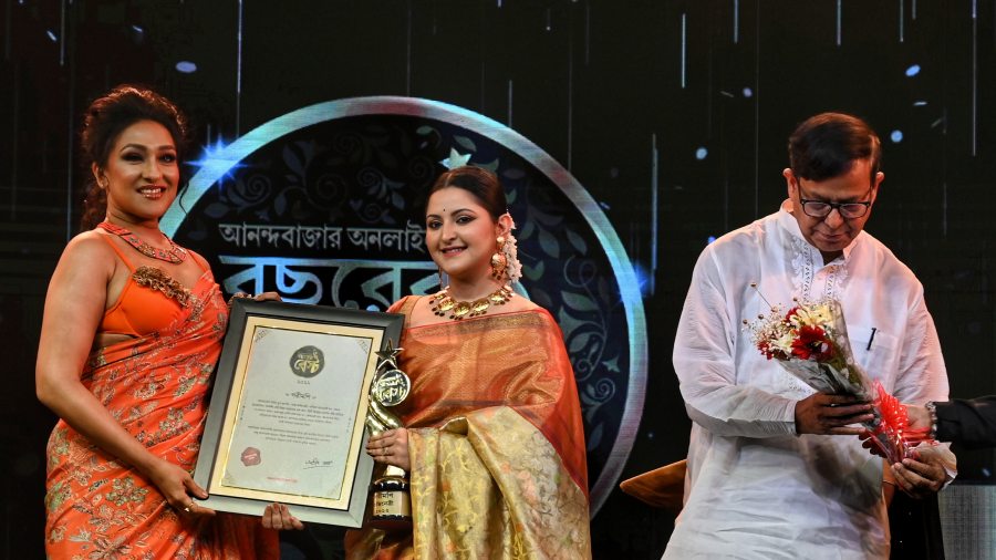 Pori Moni felicitated by Rituparna Sengupta and Mohammed Salim