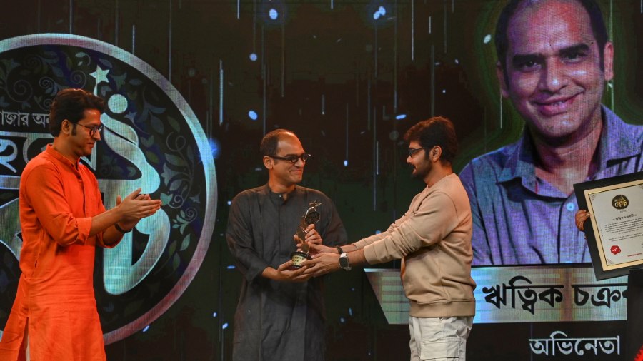 Ritwick Chakraborty felicitated by Anirban Bhattacharya and Prosenjit Chatterjee
