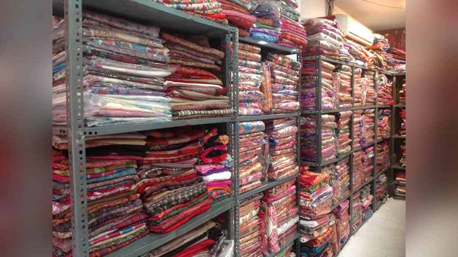 Aside from real pashmina, you’ll find seconds and firsts, woollen, blends and weaves at the most incredible prices at many shawl factory outlets