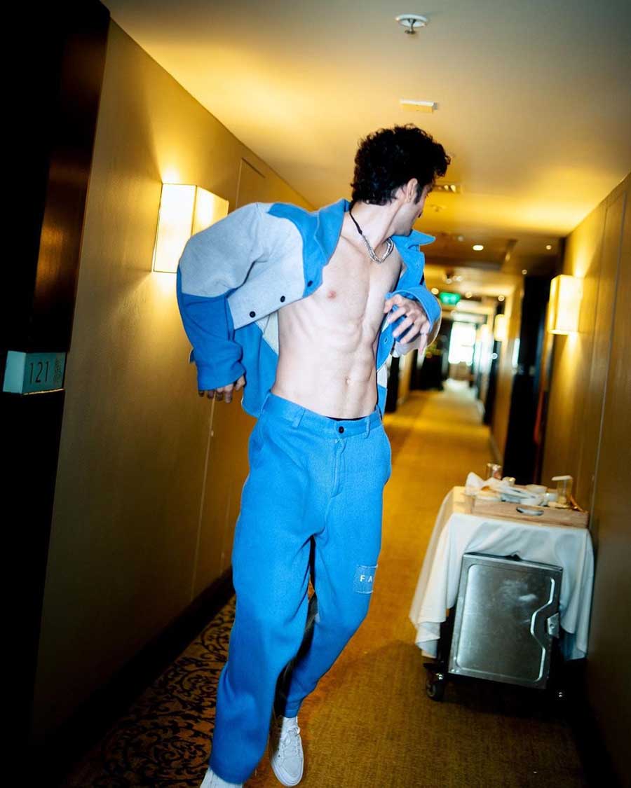 For Jubilee promotions, Sidhant went for an open blue shirt and trousers, flaunting his muscular frame.