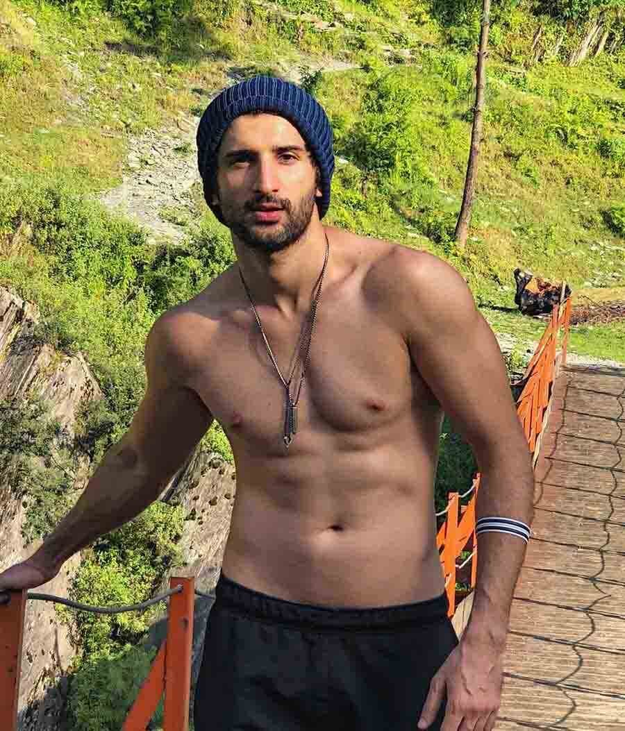 Raising the temperature in Scotland, Sidhant struck a pose in a beanie and a pair of trousers. 