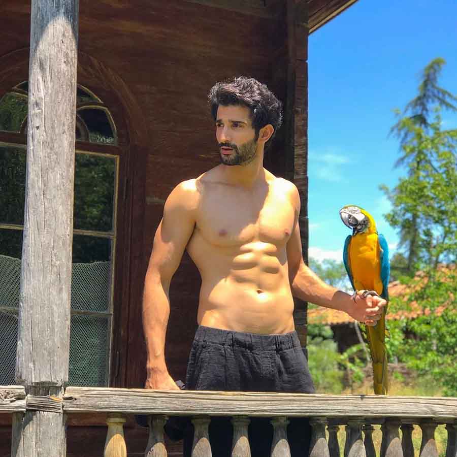 The actor looked cool posing with a Parakeet on his hand. 