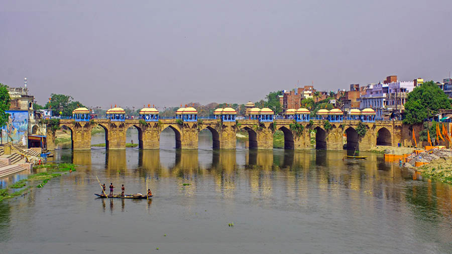 Shahi Bridge spanning across the Gomti River
