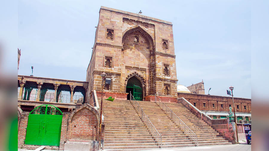 The entrance of Shahi Masjid