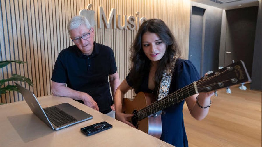 Tim Cook with musician Mali. The singer showcased how she uses Apple products to create music, “from songwriting with iPhone to developing unique beats on MacBook Pro”