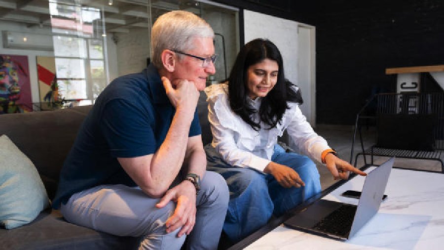 Tim Cook interacts with sci-fi filmmaker Arati Kadav, learning how she made The Astronaut and His Parrot using only her iPhone and MacBook Pro