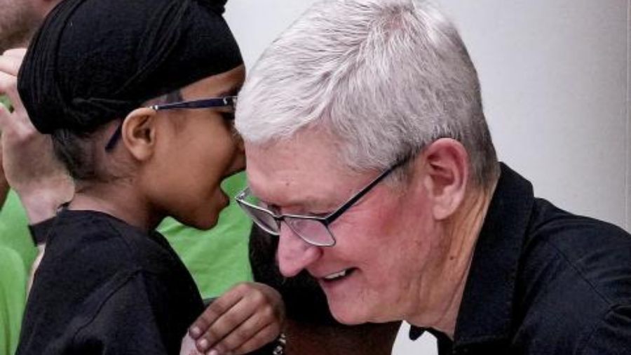 Tim Cook greets Ranvir Sachdeva at Apple Saket in Delhi