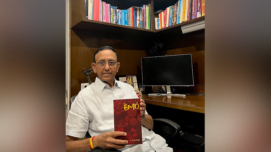Kumar with his latest book, ‘Èmó’
