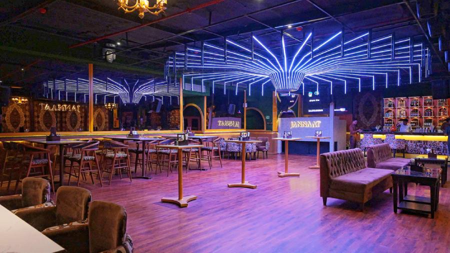 With 3,500sq ft area, the seating arrangement of Jannaat Club is directed towards the stage area so that the guests can enjoy the live performances from their seats. The middle space is spacious enough for guests to sway with the music. The Madrix lights change with every mood and genre of music.